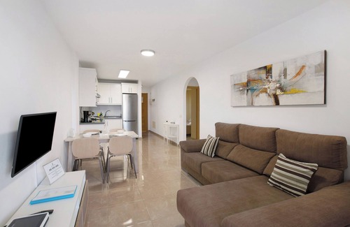 El Medano Apartment | Holiday Apartment 'La Perla D23 By Médano Rentals' with Shared Pool, Balcony and Wi-Fi