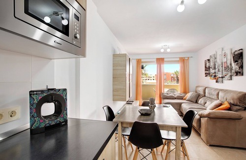 El Medano Apartment | Holiday Apartment 'La Perla D14 By Médano Rentals' with Shared Pool, Terrace and Wi-Fi