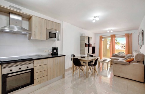 El Medano Apartment | Holiday Apartment 'La Perla D14 By Médano Rentals' with Shared Pool, Terrace and Wi-Fi