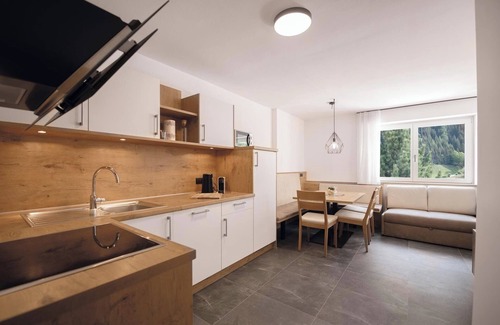 Racines Apartment | Holiday Apartment 'Miramor Kollina' with Mountain View, Shared Garden & Wi-Fi