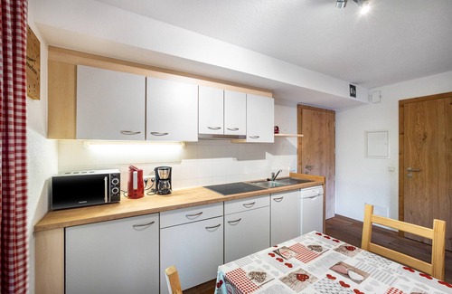 Cadipietra Apartment | Holiday Apartment "Mountainfarm Innertrein Wald" with Mountain View, Balcony & Wi-Fi