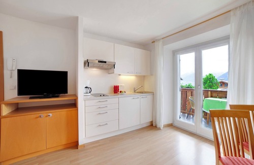 Schenna Apartment | Holiday Apartment "Mosttragerhof Appartment Large" with Mountain View, Shared Pool & Wi-Fi