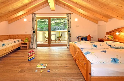 Villnoss Apartment | Holiday Apartment "Planatschhof Panorama" with Mountain View, Balconies & Wi-Fi