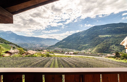 Lagundo Apartment | Holiday Apartment 'Rasnerhof Panorama' with Mountain View, Balcony & Wi-Fi