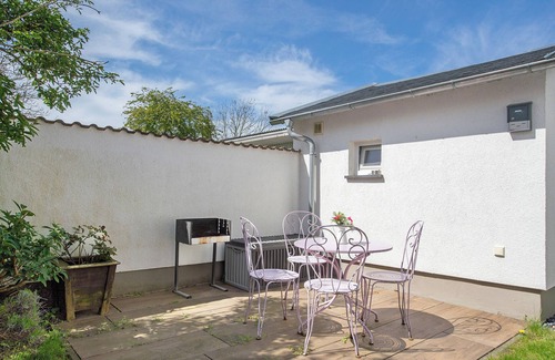 Schaprode Apartment | Holiday Apartment 'Reetferienhaus Lütt' with Shared Terrace & Wi-Fi