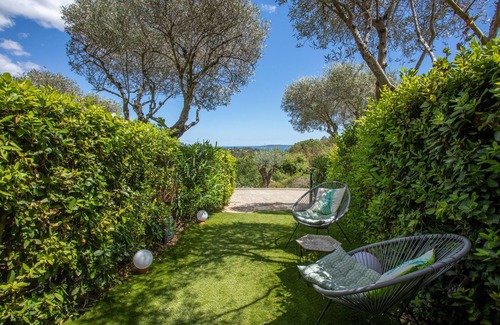 Les Restanques Apartment | Holiday Apartment "Restanques De Saint Tropez Arums" with Sea View, Shared Heated Pool & Wi-Fi