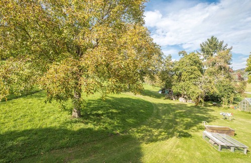Owingen Apartment | Holiday Apartment "Risthof 2" with Shared Garden, Sauna and Playground