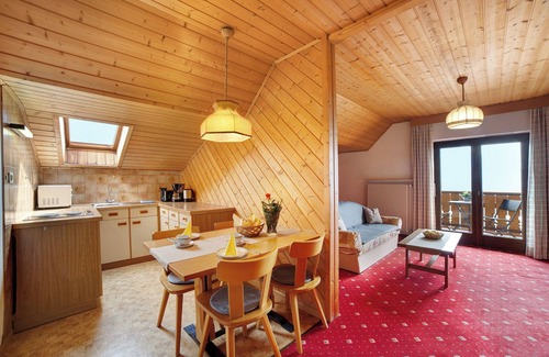Caines Apartment | Holiday Apartment 'Sankt Corbinian 8' with Mountain View, Balcony and Shared Garden