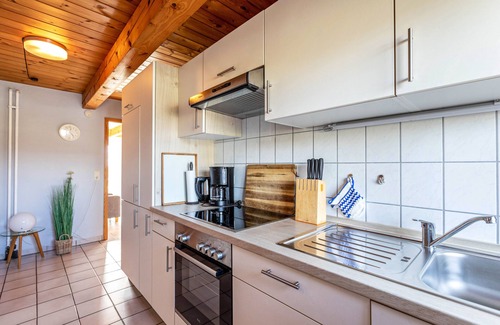 Schobull Apartment | Holiday Apartment "Schipp Landen Lisa" with Shared Garden & Wi-Fi