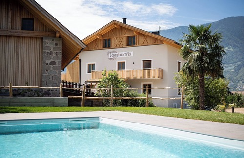 Merano Apartment | Holiday Apartment "Torgglbauer 2" with Mountain View, Pool, Terrace & Wi-Fi