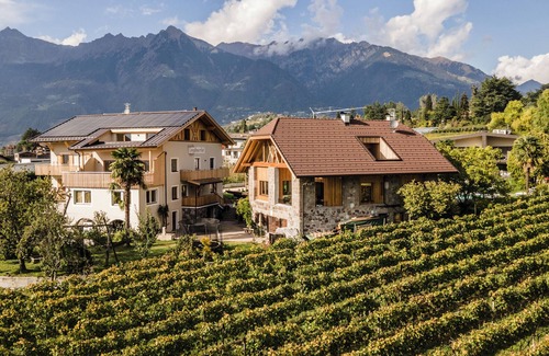 Merano Apartment | Holiday Apartment "Torgglbauer 2" with Mountain View, Pool, Terrace & Wi-Fi