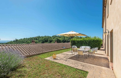 Trequanda Apartment | Holiday apartment with terrace, air conditioning and internet