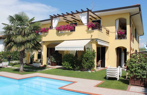 Lazise Apartment | Holiday apartment with an outdoor pool and WiFi