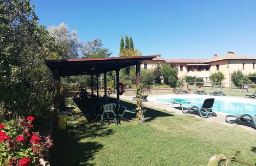 Asciano Apartment | Holiday apartment with pool and view of the valley