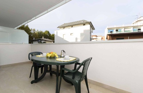 Lignano Sabbiadoro Apartment | Holiday apartment with balcony, air conditioning and internet