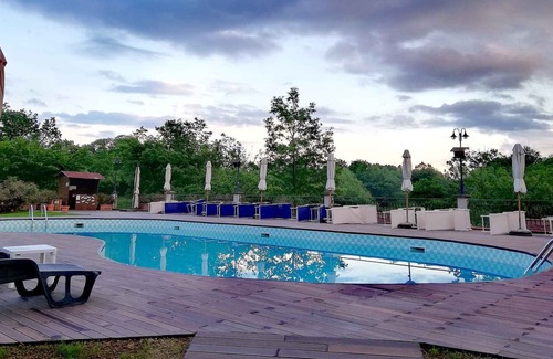 Sorano Apartment | Holiday apartment with outdoor swimming pool, children's pool and table tennis in residence