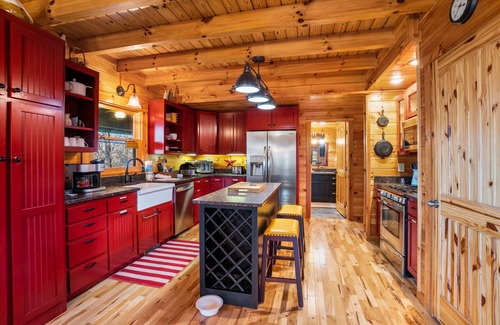 Lake Lure Cabin | Holiday Cabin - Mr Lake Lure Vacation Rentals - Dog Friendly - Fire Pit