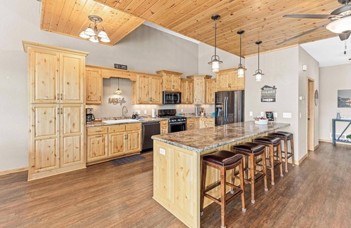 Lindstrom Cabin | Holiday Decor|Multiple Families|Snowshoeing