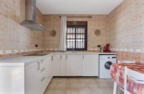 Chiclana de la Frontera House | Holiday Home 'Echizzo' with Private Pool, Wi-Fi and Air Conditioning