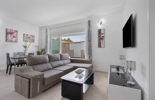 Chiclana de la Frontera House | Holiday Home 'La Brujita' with Private Pool, Wi-Fi and Air Conditioning