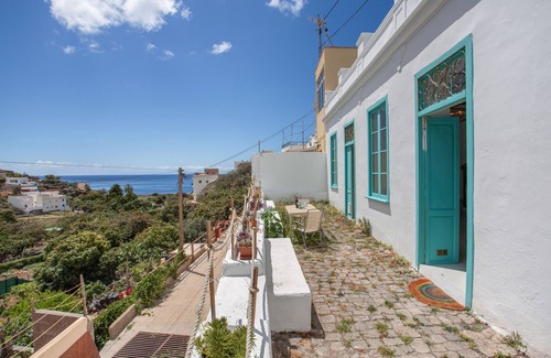 Santa Cruz de Tenerife House | Holiday Home 'Mojo Surf' with Sea Views, Wi-Fi and Air Conditioning