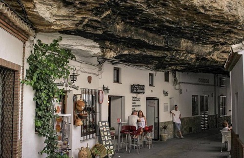 Setenil de las Bodegas Apartment | Holiday Apartment "La Casa Del Rio" with Private Terrace, Balcony and Wi-Fi