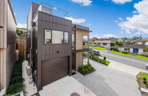 Torbay House | Holiday Escape Modern 4BR Home by Waiake Beach