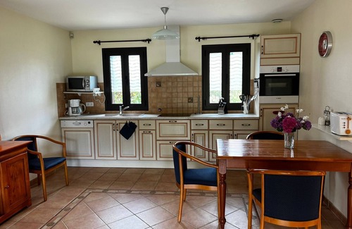 Castelnaud-la-Chapelle House | Holiday Home 'Hyacinthe' with Shared Pool, Wi-Fi and Air Conditioning