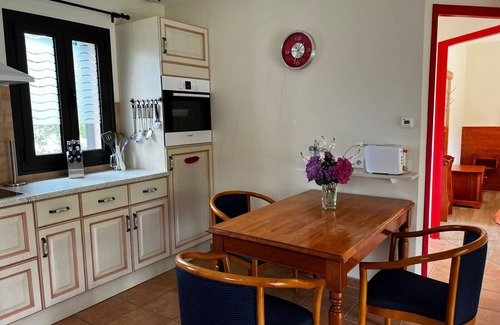 Castelnaud-la-Chapelle House | Holiday Home 'Hyacinthe' with Shared Pool, Wi-Fi and Air Conditioning