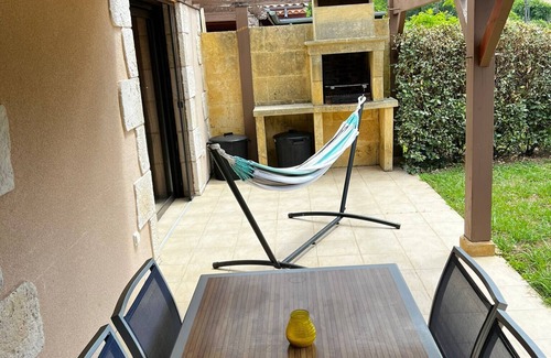 Castelnaud-la-Chapelle House | Holiday Home 'Hyacinthe' with Shared Pool, Wi-Fi and Air Conditioning