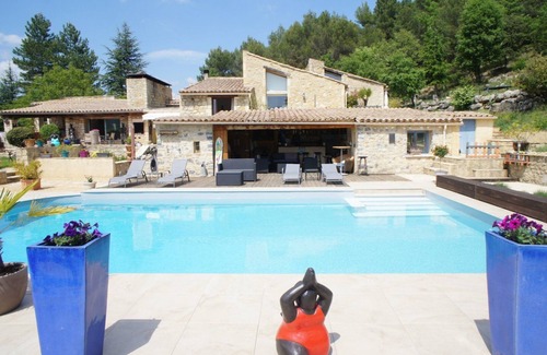 Les Latards House | Holiday Home 'Gite Familial' with Mountain View and Wi-Fi