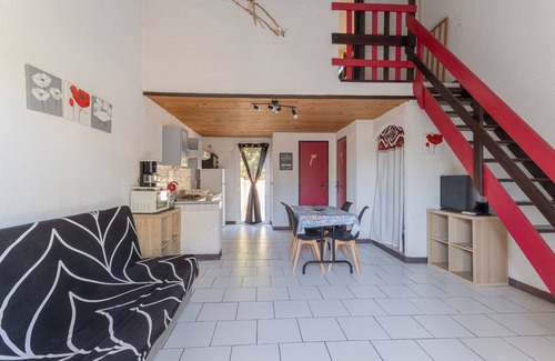 Roquefort-des-Corbieres House | Holiday Home 'La Capelle 4 Persons 876' with Shared Pool, Wi-Fi and Air Conditioning