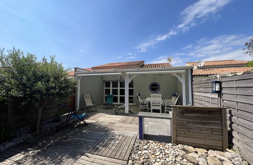 Saint-Trojan-les-Bains House | Holiday Home 'Location Chemin De Lannelongue' with Private Terrace and Private Garden