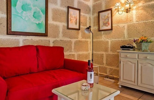 Las Cuevecitas House | Holiday home in Malpais de Candelaria with a garden