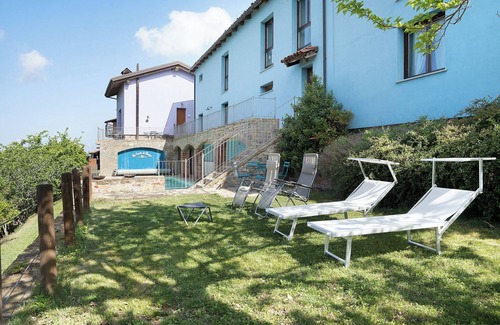 Cerretto Langhe Apartment | Holiday Home 'La Corte di Langa Alloggio Quarzo' with Shared Pool & Wi-Fi