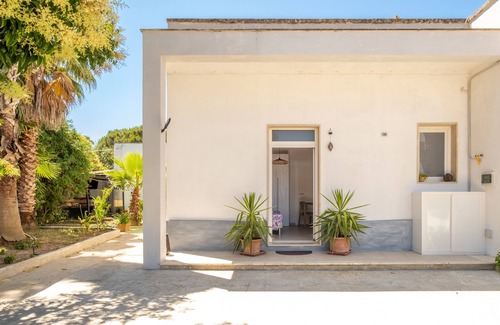 San Cesario di Lecce House | Holiday Home 'Ponente' with Shared Terrace, Wi-Fi and Air Conditioning