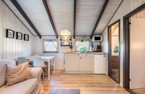 Emmelsbuell-Horsbuell House | Holiday Home 'Achtern Diek' with Shared Terrace, Shared Garden and Wi-Fi