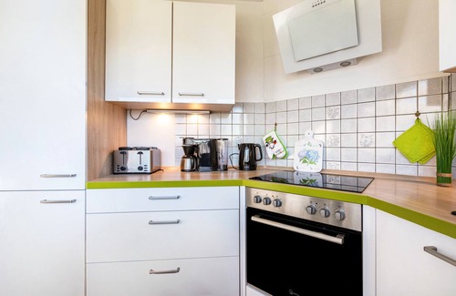 Offenbuttel House | Holiday Home 'Am Nord-Ostsee-Kanal' with Lake View, Shared Terrace and Wi-Fi