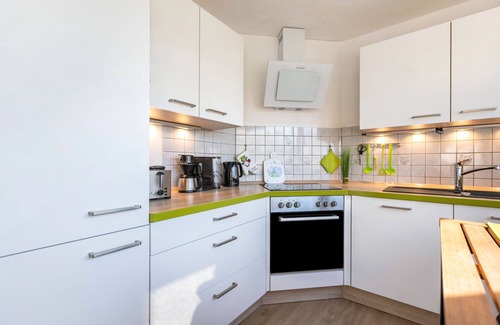 Offenbuttel House | Holiday Home 'Am Nord-Ostsee-Kanal' with Lake View, Shared Terrace and Wi-Fi
