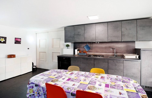 Marina di Andora House | Holiday Home 'Appartamento In Villa 1' with Sea View and Wi-Fi