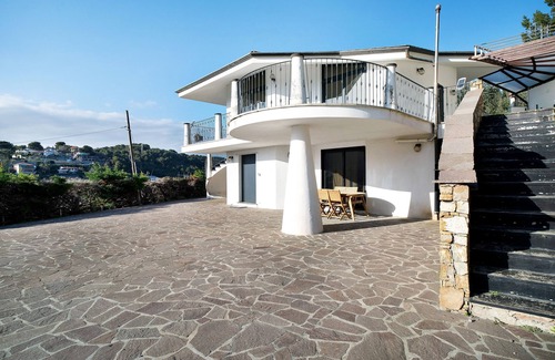Marina di Andora House | Holiday Home 'Appartamento In Villa 1' with Sea View and Wi-Fi