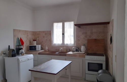 Peyroules House | Holiday Home 'Aux Portes Des Gorges Du Verdon' with Mountain View, Private Terrace and Garden