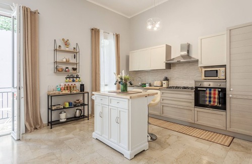 Palermo House | Holiday Home 'Bedda Me Palermo House' with Balcony, Wi-Fi and Air Conditioning