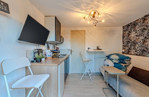 Saint-Pierre House | Holiday Home 'Belle Maison À 800m Plage' with Private Terrace, Private Garden and Wi-Fi