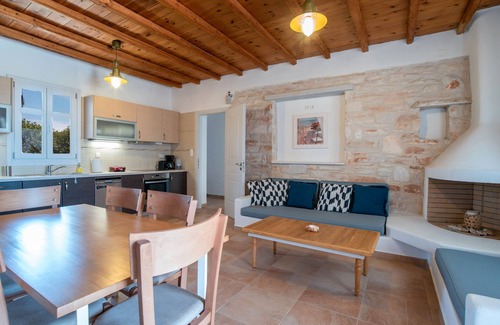 Chrissi Akti House | Holiday Home 'Blue Xenia' with Sea View, Wi-Fi and Air Conditioning