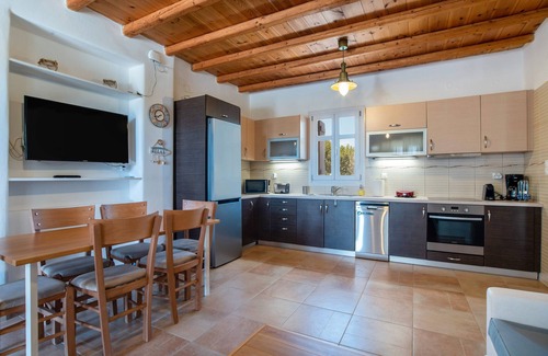 Chrissi Akti House | Holiday Home 'Blue Xenia' with Sea View, Wi-Fi and Air Conditioning
