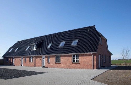 Boren House | Holiday Home 'Brise' with Private Terrace, Shared Garden and Wi-Fi