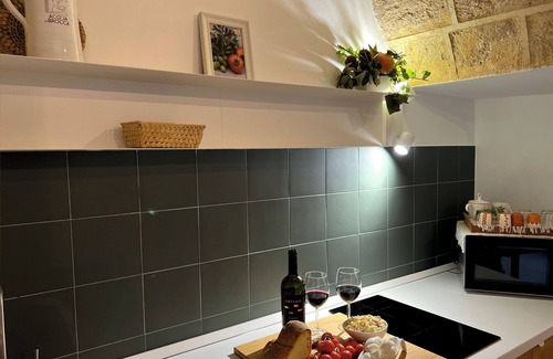Polignano a Mare Apartment | Holiday Home Cardinal, apartment 45 sqm in the heart of the country, in a small street just a short walk from the old town and the sea.