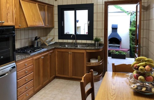 Marina Manresa House | Holiday Home Casa Coromines with Mountain View, Wi-Fi & Terrace