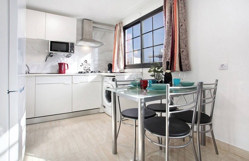 Corralejo House | Holiday Home 'Casa Del Sol Rosa' with Sea Views, Wi-Fi and Air Conditioning